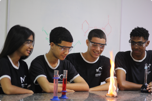 Aluno estudando quimica